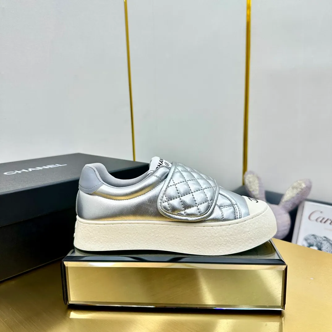 👟👟Ex-factory price 600👟👟 Chanel bread shoes ~ original calfskin panda shoes Chanel 25C latest hot style panda black and white sports shoes casual sneakers Xiaoxiang hot item classic black and white panda color coco girls must pay Fabric: original custom mixed sheepskin lining: original imported breathable mesh lining outsole: Original molded rubber + TPU combination Size: Women's 35-40